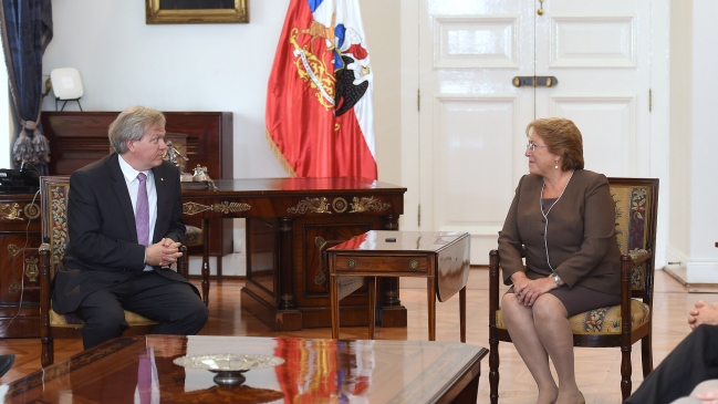 Nobel de Física se reunió con Bachelet para hablar del futuro de la ciencia en Chile