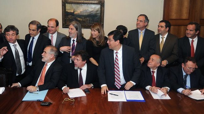 Encuesta Cooperativa: Tres de cada cuatro personas tiene mala opinión de políticos