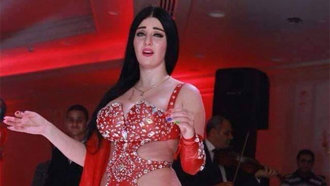 Bailarina del vientre fue imputada por danzar con la bandera egipcia como vestido