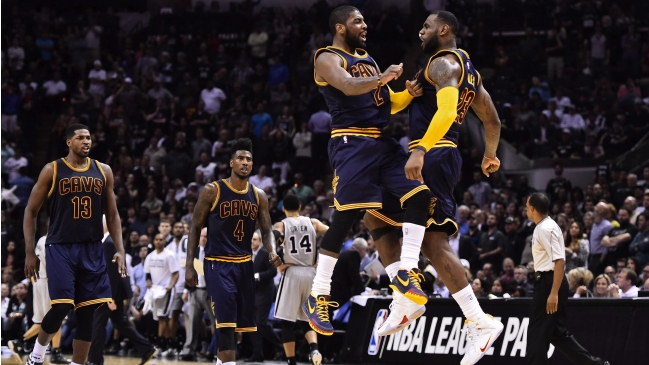 Irving anotó 57 puntos en triunfo de Cleveland sobre Spurs