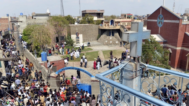 Al menos 15 muertos y 75 heridos en dos explosiones de iglesias en Pakistán