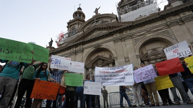 Manifestantes protestaron en Santiago por designación de nuevo obispo de Osorno