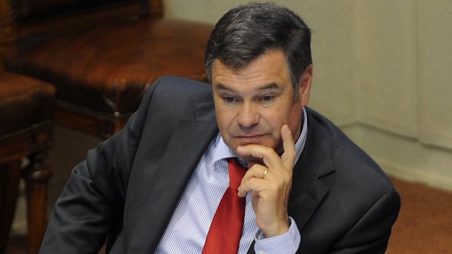 Senador Ossandón está internado en la UTI tras operación