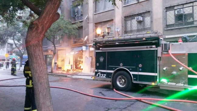 Incendio en panadería movilizó a Bomberos en el centro de Santiago