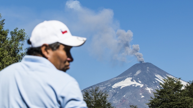 Observatorio: Expulsión de ceniza desde volcán Villarrica es un comportamiento normal