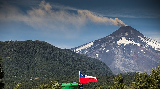 Municipio de Pucón suspendió clases de forma indefinida por actividad en Volcán Villarrica