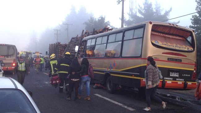 Región del Biobío: Más de 20 heridos dejó choque entre un camión y un bus