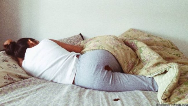 Por qué Instagram retiró esta imagen de una chica con la menstruación