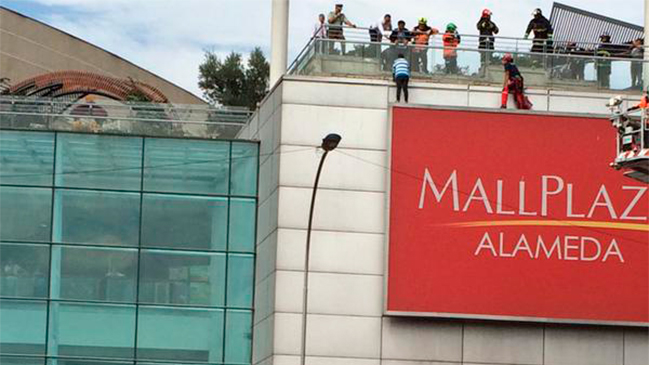 Persona en cornisa de un mall moviliza a Bomberos