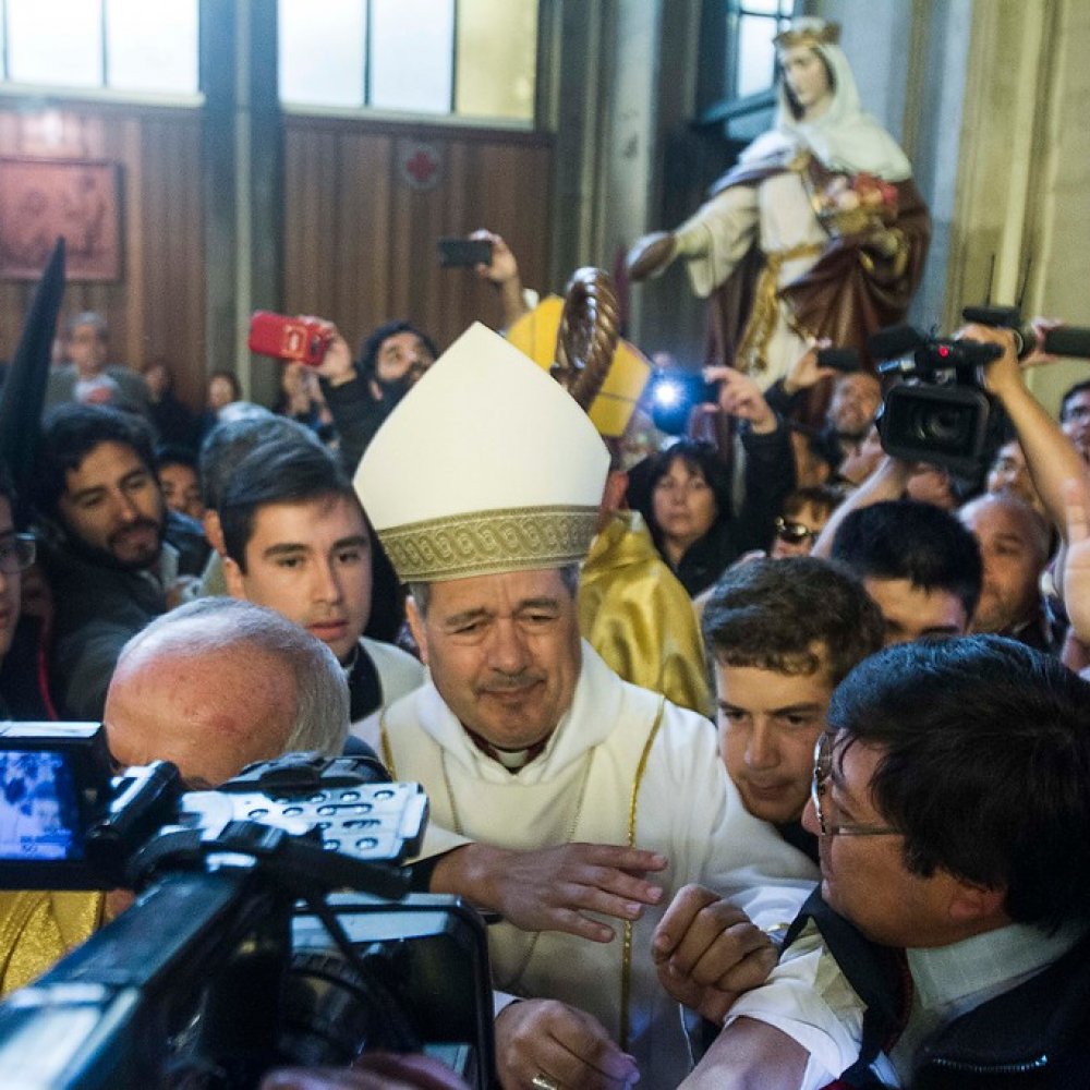 Chilenos e Iglesia Católica: 73% le tiene poca o ninguna confianza