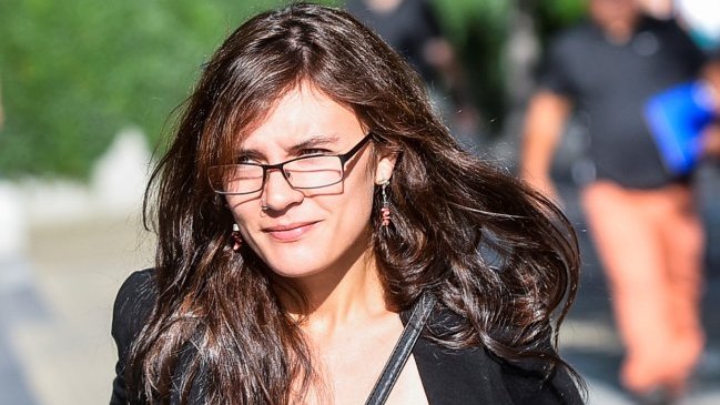 Camila Vallejo solicitó a Contraloría investigar supuesta licitación a favor de su padre