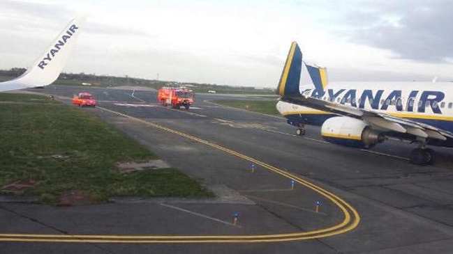 Dos aviones quedaron con daños tras colisión
