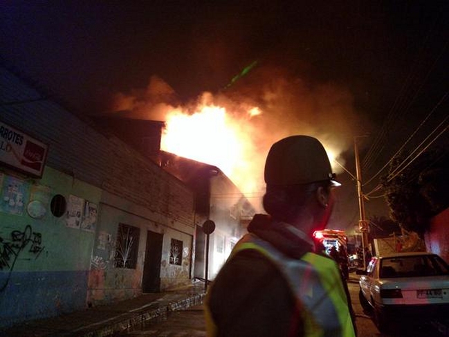 Incendio en residencial moviliza a Bomberos en Cartagena