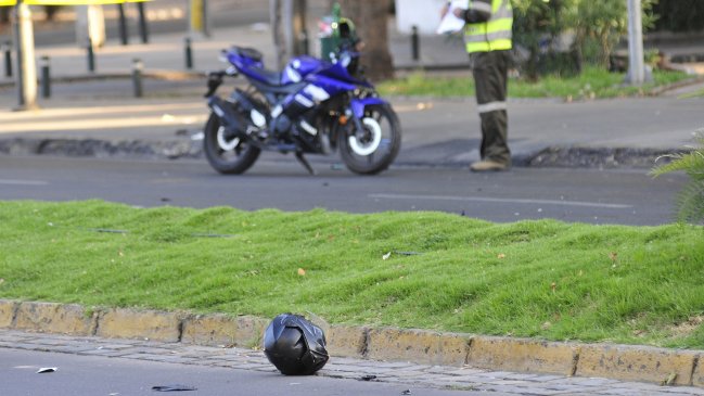 Dos jóvenes murieron al chocar su moto contra un cartel publicitario en Ñuñoa