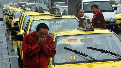China: 30 taxistas internados por beber pesticida como protesta en Beijing