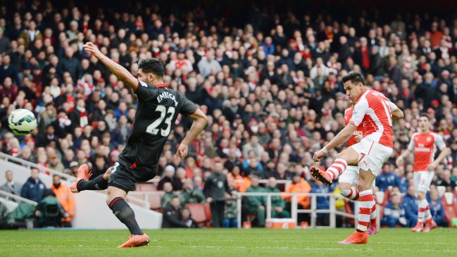 Alexis Sánchez marcó en gran victoria de Arsenal sobre Liverpool en la liga inglesa