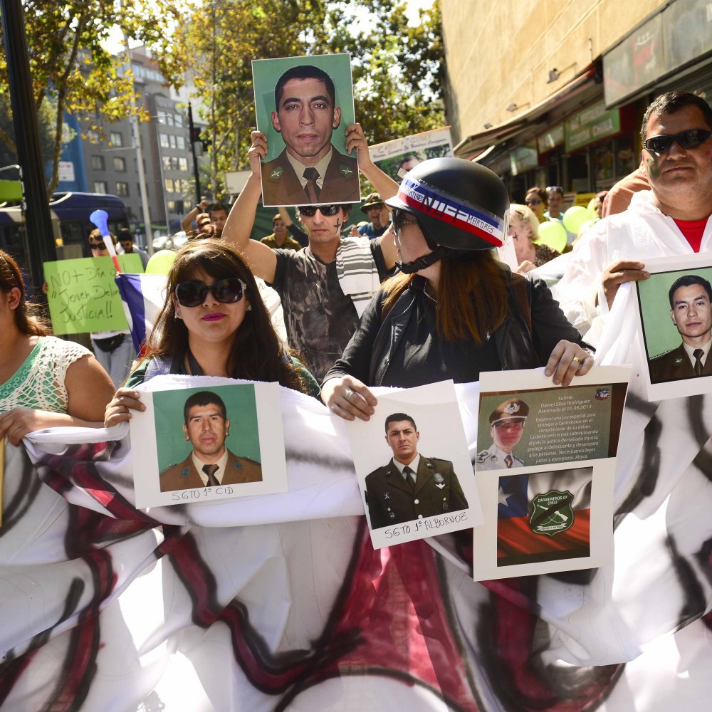 Familiares y ex funcionarios pidieron mejores condiciones laborales para Carabineros