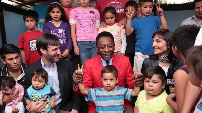Pelé visitó campamento Parcelas de Mapuhue en la comuna de La Pintana