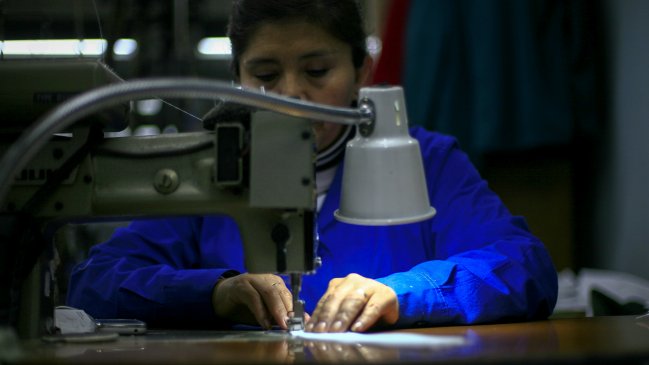 Mujeres ganan un 26 por ciento menos que los hombres según encuesta Casen 2013