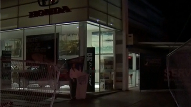 Delincuentes protagonizaron alunizaje en automotora de Las Condes