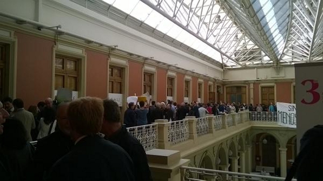 Estudiantes protagonizaron funa en seminario donde participaron Ezzati y Barros