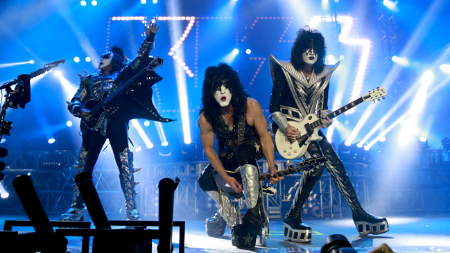 KISS se presentó ante 14 mil personas con su circo del rock