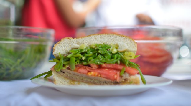 Diario español eligió las sangucherías imperdibles de Santiago