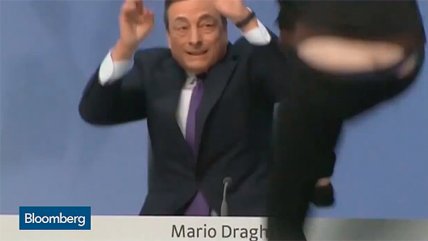   Manifestante arrojó confeti a presidente del Banco Central Europeo 