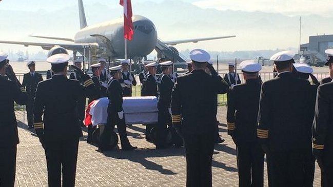 Ministro Burgos encabezó honores a sargento asesinado en Haití