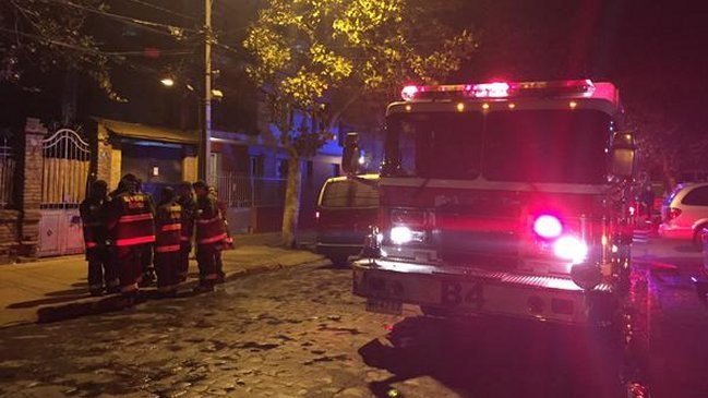 Mujer permanece grave tras ser rescatada de incendio en Ñuñoa