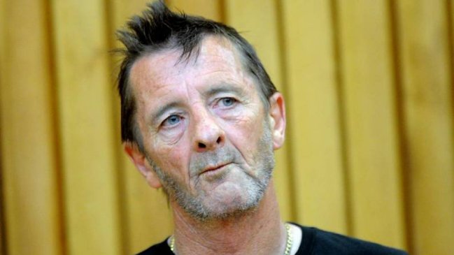 Ex baterista de AC/DC se declara culpable por amenazas de muerte