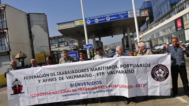 Portuarios de Valparaíso y San Antonio protestaron en contra de la Reforma Laboral