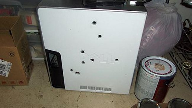 Indignado porque no funcionaba, hombre le dio ocho balazos a su computador