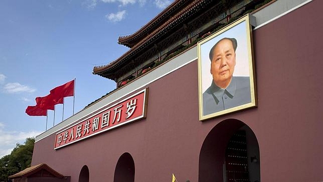 China: 14 meses de prisión por lanzar pintura a retrato de Mao