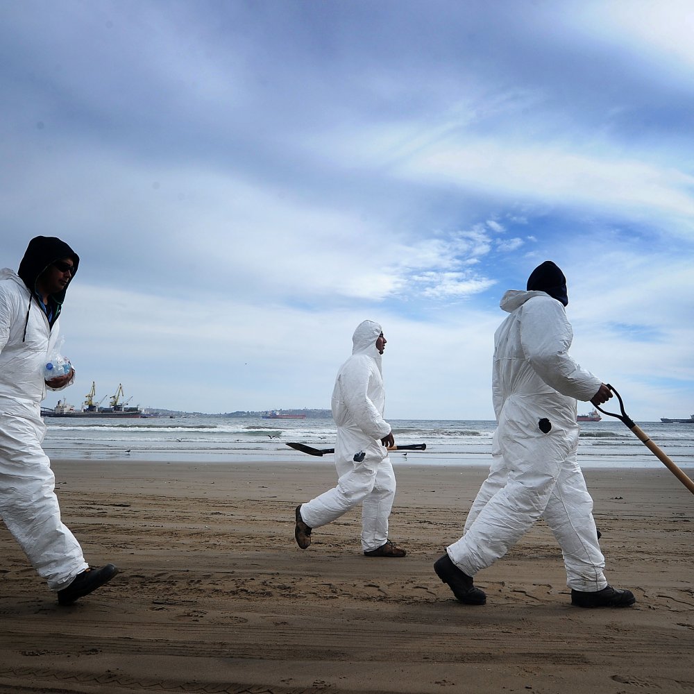 Fiscalía formalizará a dos marinos por el derrame de petróleo en la bahía de Quintero