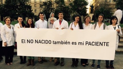   Médicos y estudiantes contrarios al aborto protestaron frente a La Moneda 