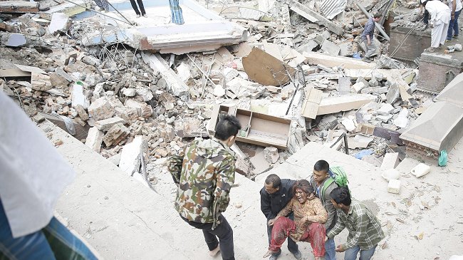 Casi 700 muertos por terremoto en Nepal