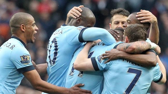Manchester City batió en la agonía a Aston Villa y sigue soñando con la liga inglesa
