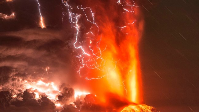 ¿Por qué caen rayos durante las erupciones?