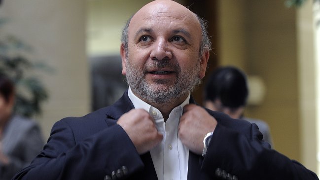 Juan Luis Castro acusa a Peñailillo de intervenir en la elección del PS