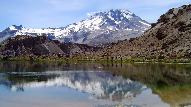 Sernageomin registró sismo bajo el cráter del Volcán Descabezado Grande