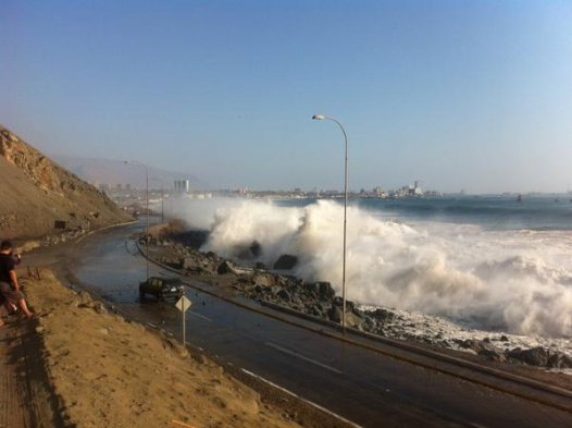 Marejadas en Iquique dañaron departamentos del borde costero