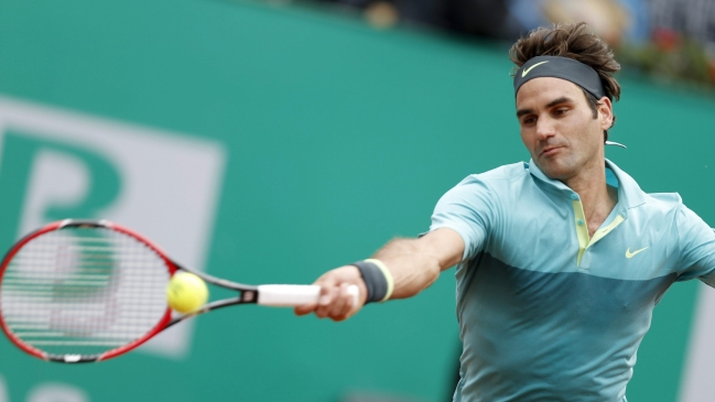 Federer venció con esfuerzo al argentino Schwartzman para ser finalista en Estambul