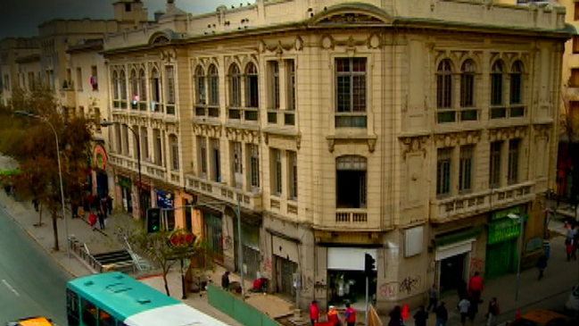 Santiago: Vecinos de edificio protestan por desalojo