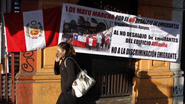 Santiago: Vecinos de edificio con orden de desalojo acusan discriminación