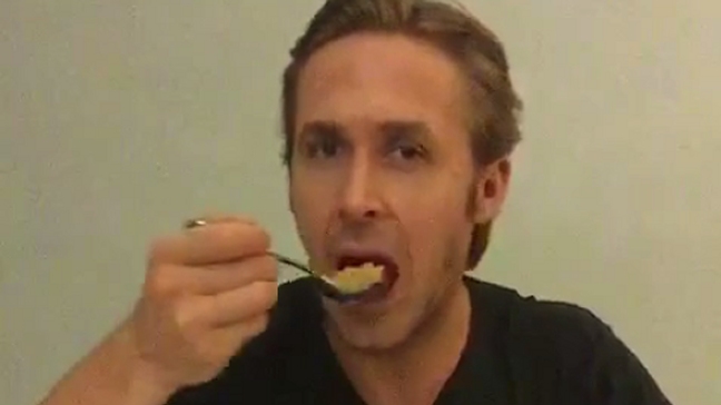 Ryan Gosling Se Come Los Cereales Para Homenajear A Creador De Popular Meme Cooperativacl 5038