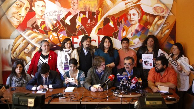 Confech se sumó a movilización convocada por Colegio de Profesores