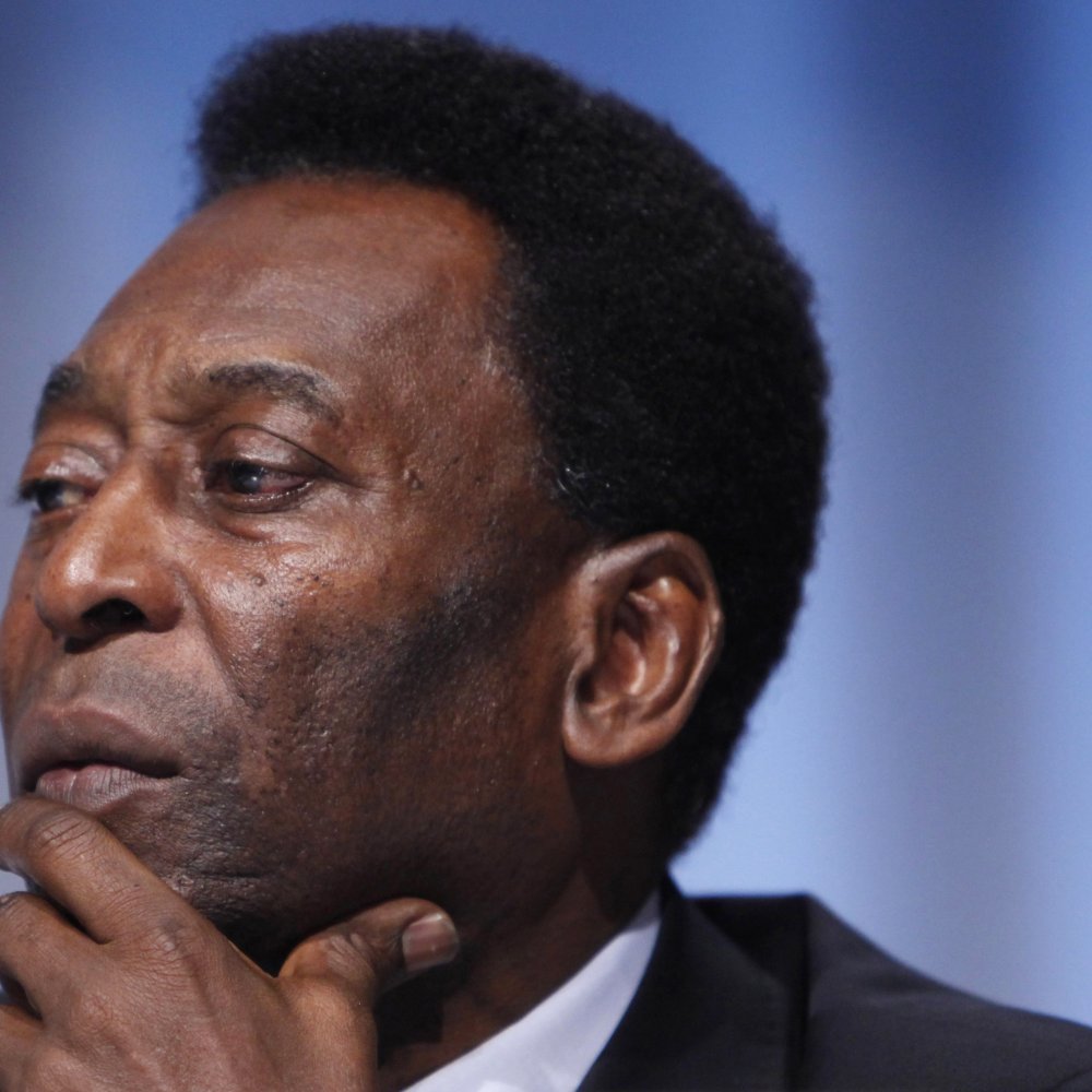 Pelé está internado en Sao Paulo tras ser sometido a operación