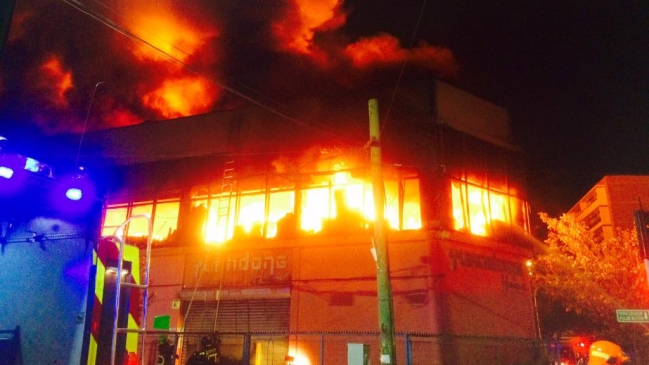 Incendio de gran magnitud consume bodega en Santiago Centro