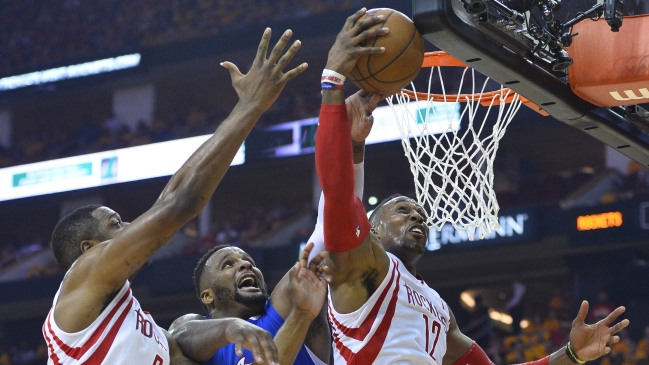 Harden y Howard mantuvieron con vida a Houston Rockets en el Oeste